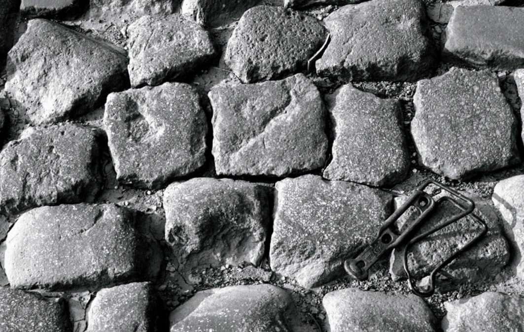 Tadej Pogačar corre contra el espejo.